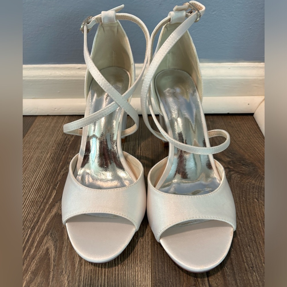 BRAND NEW White, Open Toe Cross Strap Chunky Wedding Heel. Size US8.